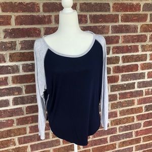 Ladies Gap Drapey Raglan Tee Size Medium